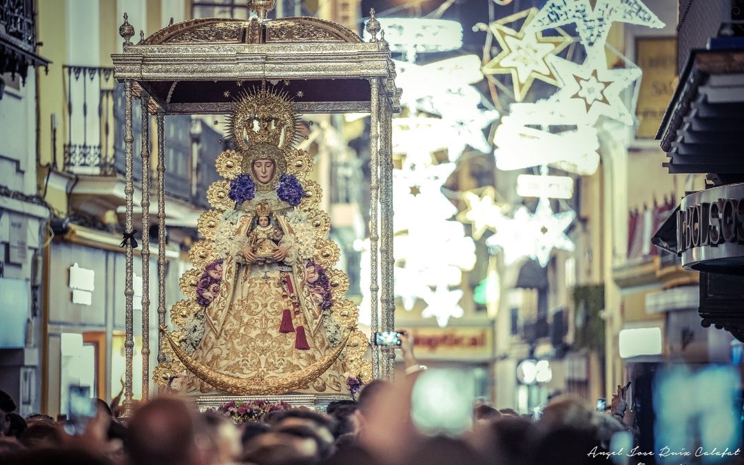 Exposición sobre la procesión de la Virgen del Rocío en la Plaza del Salvador