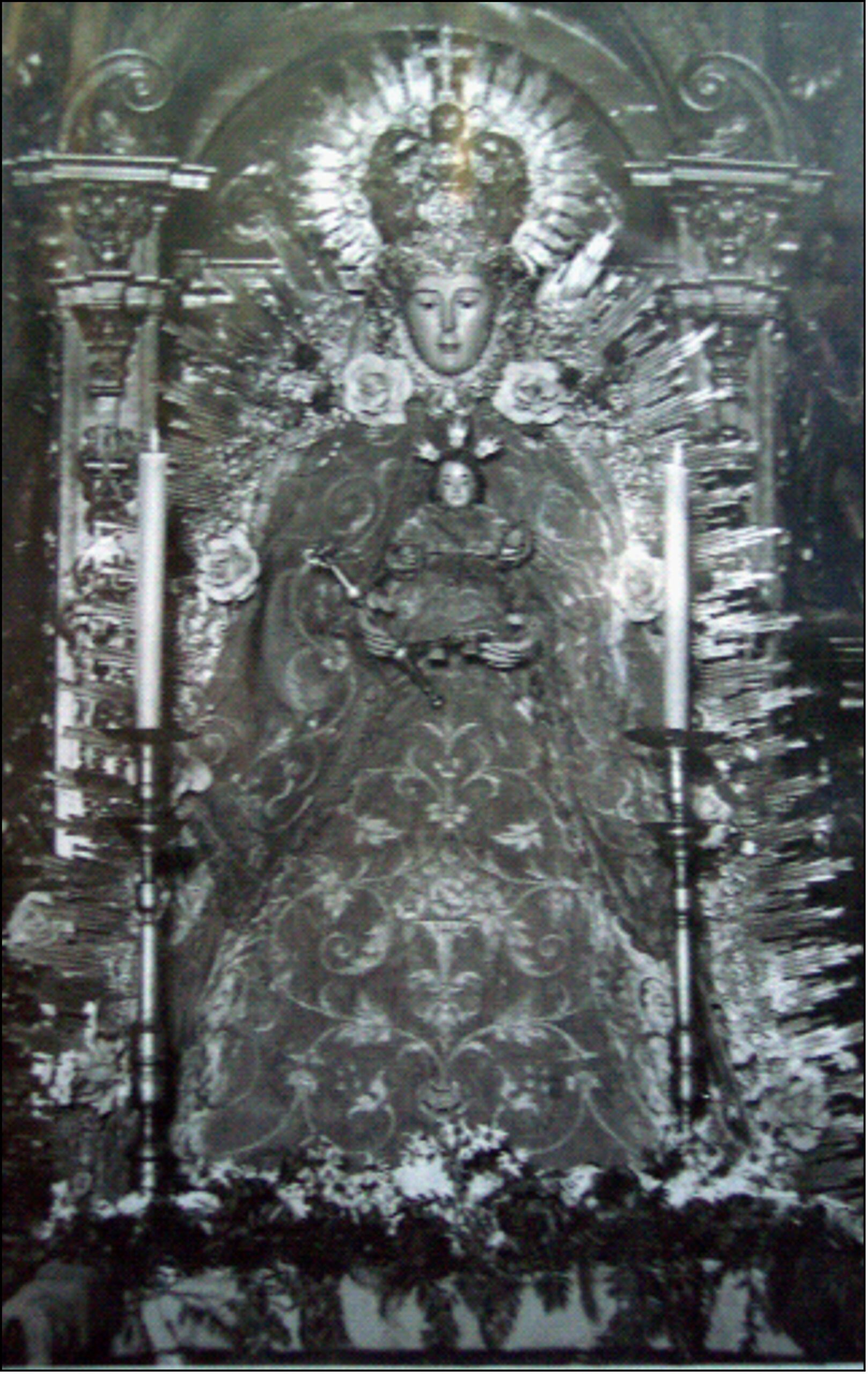 Donación de la nueva ráfaga de la Virgen del Rocío por el Coro de la Hermandad