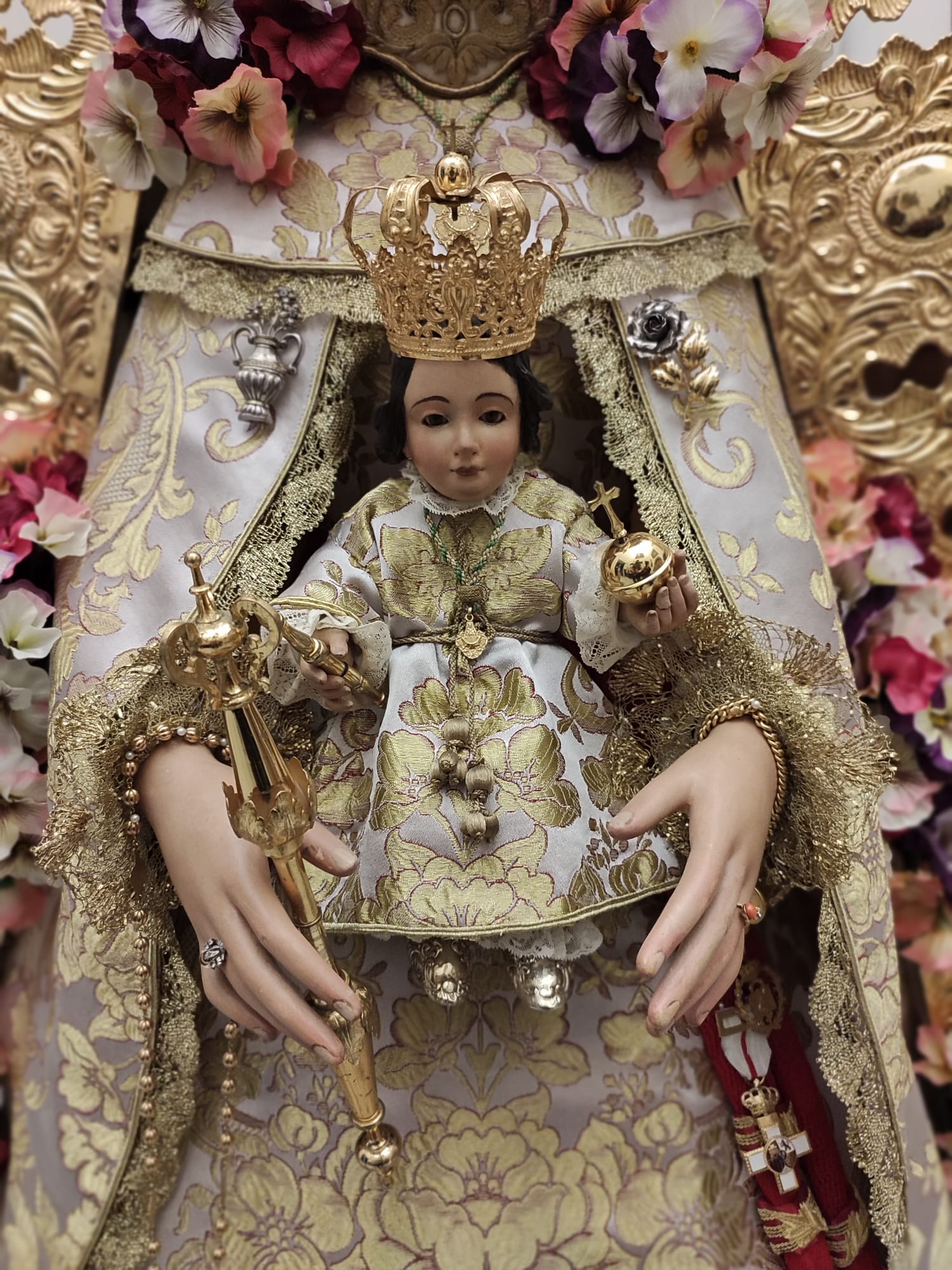 Nuestra Virgen del Rocío estrena sayas