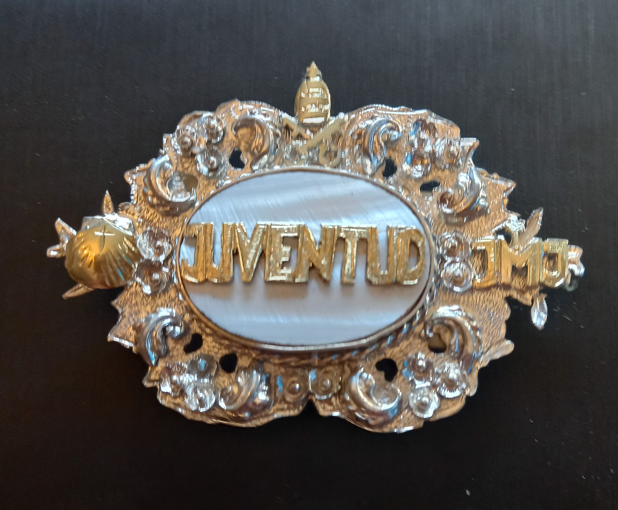 La Juventud de Sevilla dona un broche a la Virgen del Rocío que se bendecirá hoy en la misa de los jueves