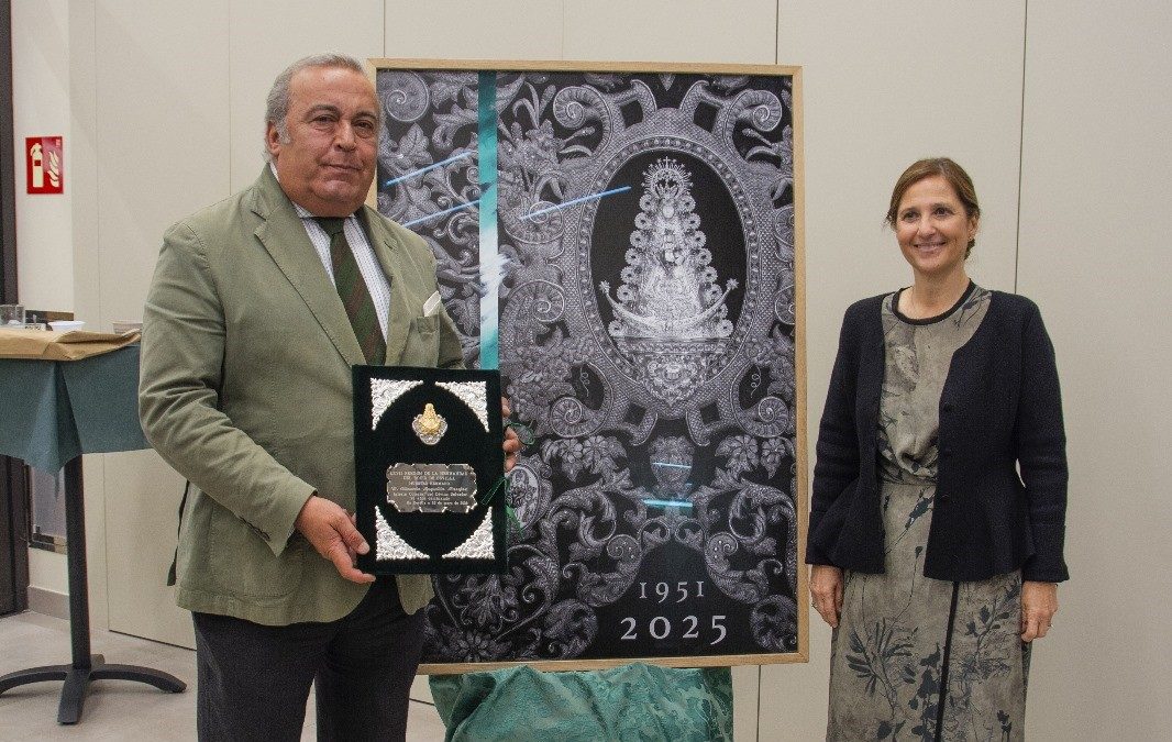 Ricardo Laguillo recibe las pastas del Pregón de la Romería 2025