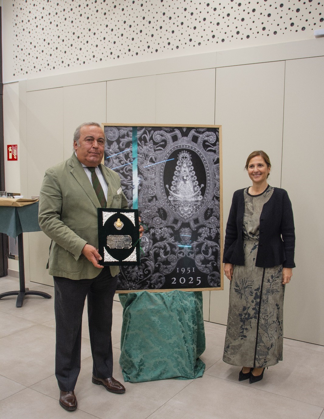 Ricardo Laguillo recibe las pastas del Pregón de la Romería 2025